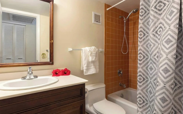 Honu Hale Minutes Away From the Beach!