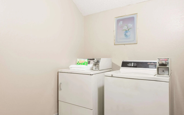 Super 8 by Wyndham Sullivan