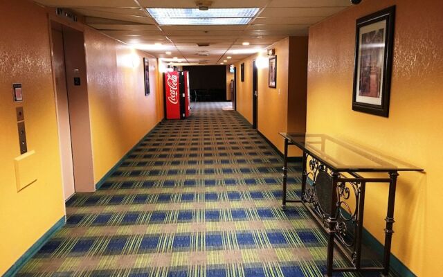 Howard Johnson by Wyndham Denver West