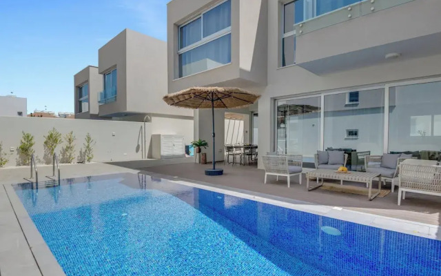 Sanders Mythical Blue - Bright 4 bdr Villa With Pool