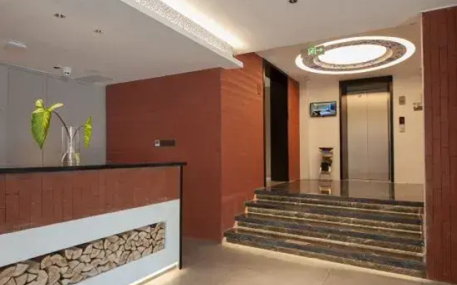 Lotus Pond Retreat Designer Hotel (People's Square Taoyangli)