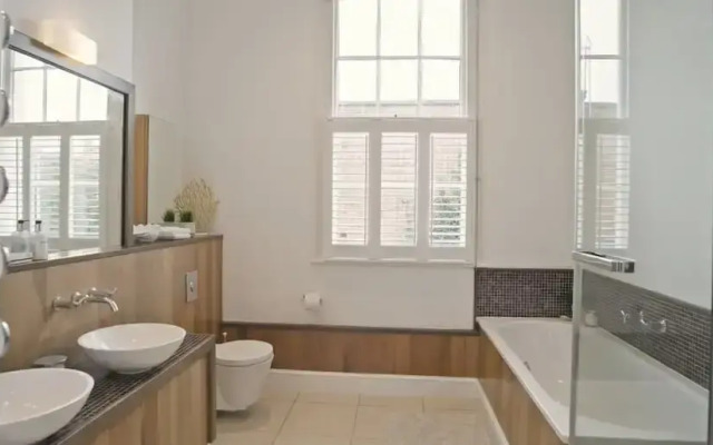 Lovely 5-bed House in London