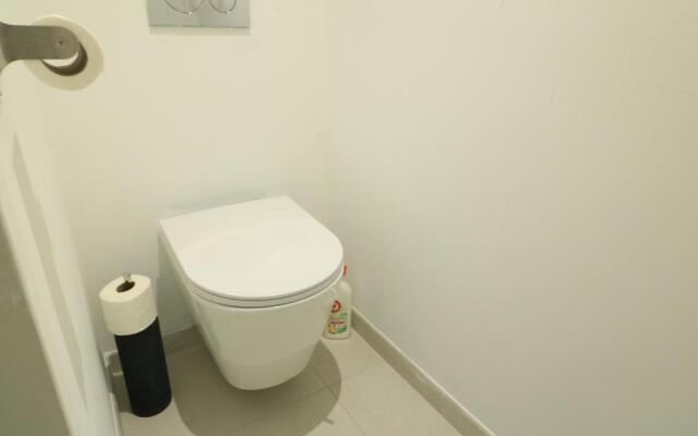 LUMINEUX 3 PIECES RENOVE FACE AU PORT l! A2B218