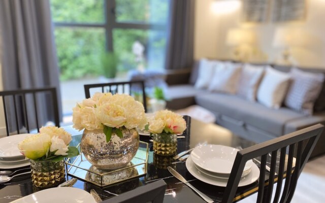 Newpointe Luxury Serviced Apartment at the Atrium