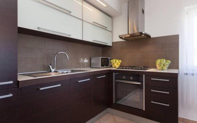 Leona Apartment