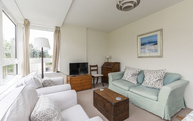 Bright 2 BR Battersea Flat With Great Location