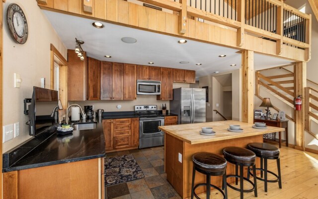 Peterson Acres 3 Bedroom Home by NW Comfy Cabins by RedAwning