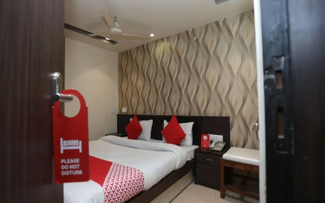 OYO 27725 Hotel Crown Plaza