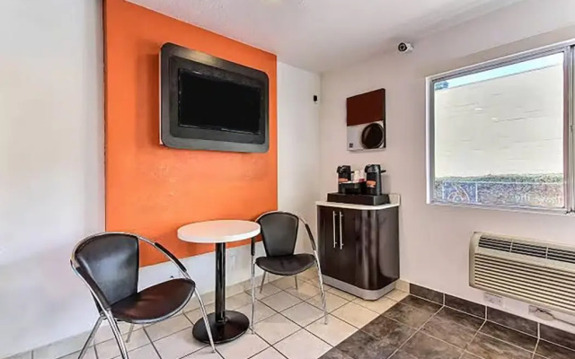 Super 8 by Wyndham Santa Clara