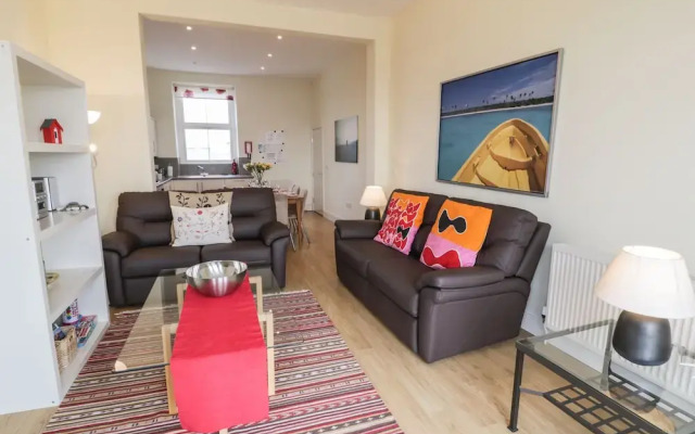 Apartment 1, 10 Marian y Mor