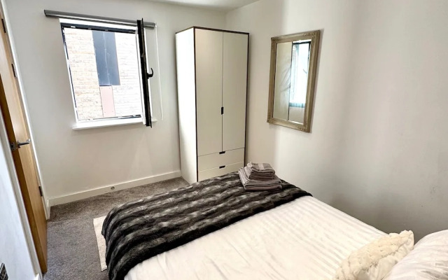 Stylish 2-bed Apt-private Parking-10mins to Centre