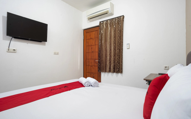 RedDoorz near Eka Hospital BSD City
