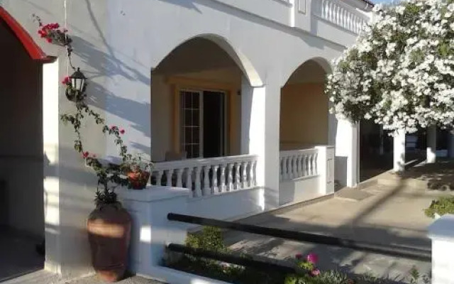 Colonial Apartment 4