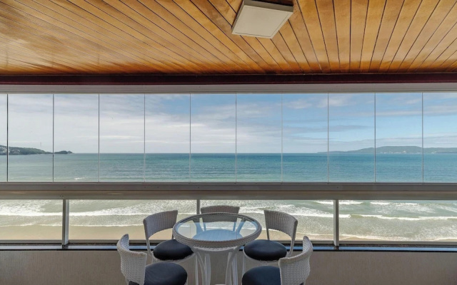 Sea View Apt w/ BBQ in Itapema Dnl0602