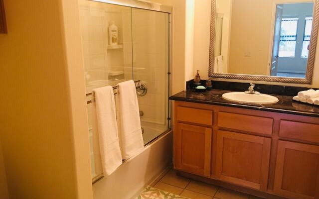 DTLA Apartment With Parking and Pool