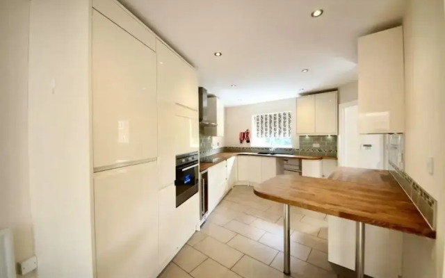 Stunning 5-bed House in Peterborough, Host 15 g