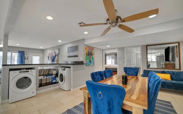 Vibrant In Vegas - 4 Bd With Shimmering Pool! 4 Bedroom Home by RedAwning