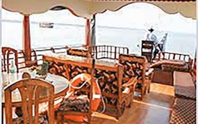 GuestHouser 3 BHK Houseboat e567