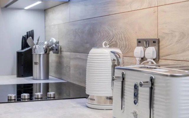 Modern Lovely 2 Bed Hyde Park with AC