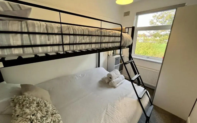 Elegant 2BD Family Retreat Blackpool Town!