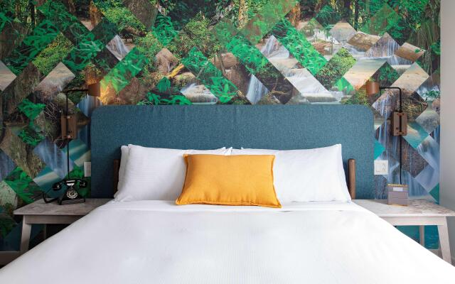 Canvas Moncton, Tapestry Collection by Hilton