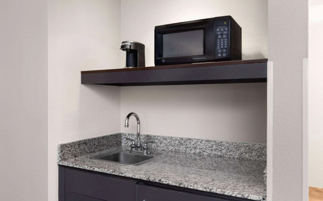 La Quinta Inn & Suites by Wyndham Santa Clarita - Valencia