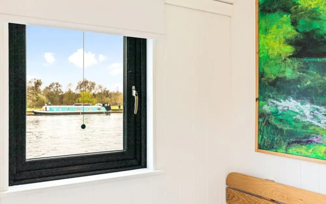 Ondine Houseboat on the Thames - From 160 Per Night