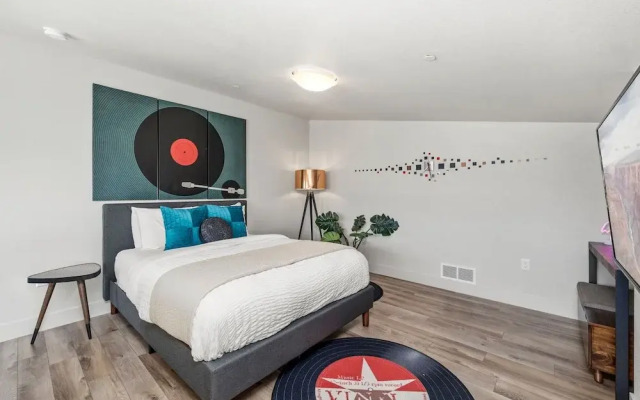 Old Town Swank - Brand New to Brewery District!