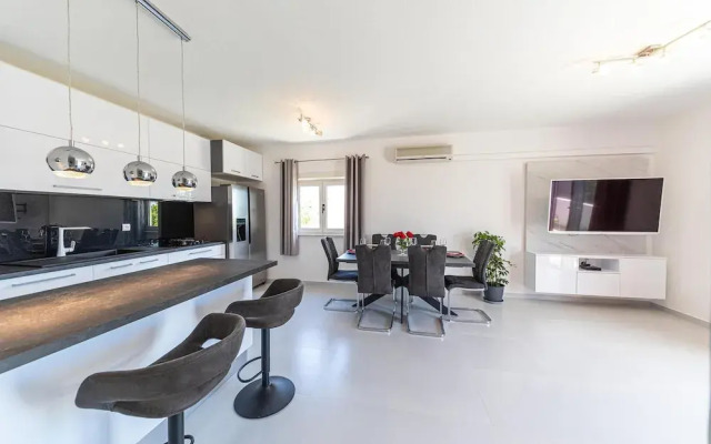 Beautiful Home in Kastel Stari With Wifi and 2 Bedrooms