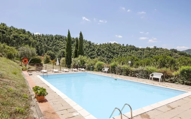 Attractive Farmhouse in Tuscany With Swimming Pool