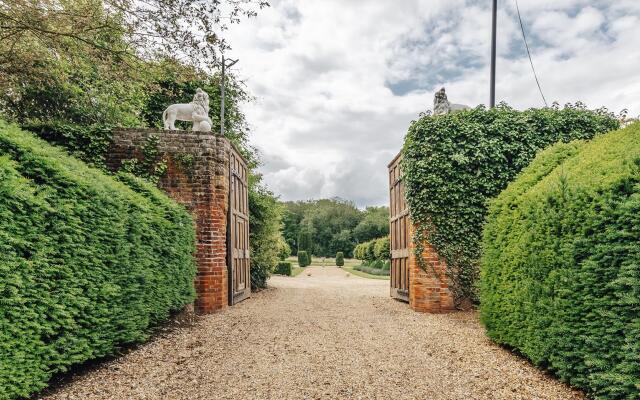 Lavish Tudor Hall Gardens - Sleeps 14