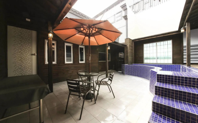 Gupo Station Almond Hotel