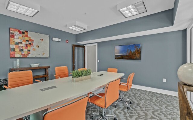 Downtown Midtown Apartments by NUOVO