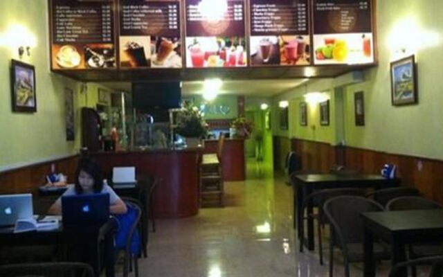 Pra-Tna Guest House And Coffee