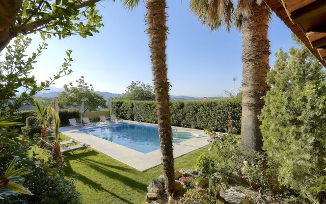 Castello Villa Daphnes - Private Pool & Whirlpool