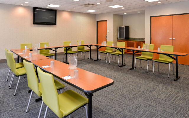 Holiday Inn Express & Suites Parkersburg-Mineral Wells by IHG