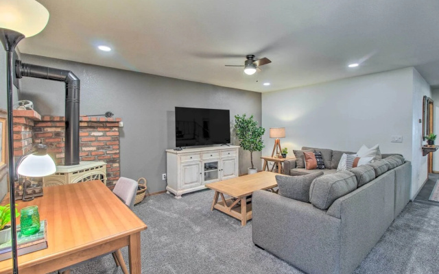 Screened Porch, Fenced Yard: Lakeside Retreat!