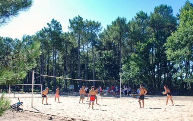 Cozy Mobile Home With Covered Terrace Close to the Beach