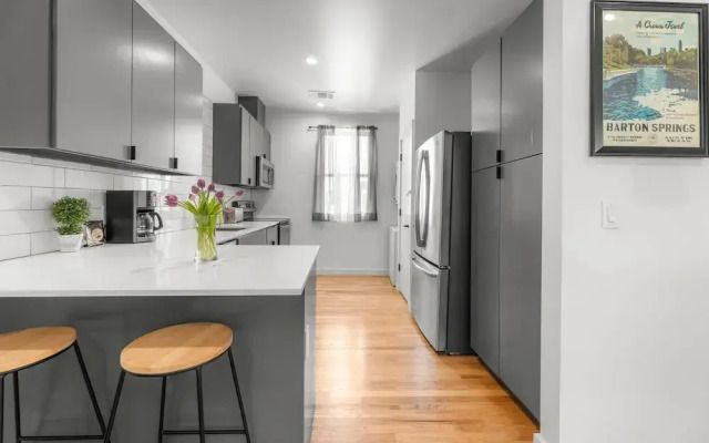 East Austin Condo - 2 Bedrooms & Parking
