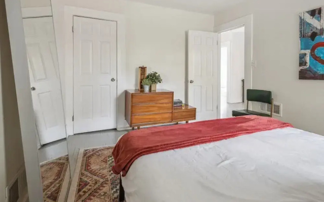 Comfortable 6-bedroom Retreat Minutes to Downtown