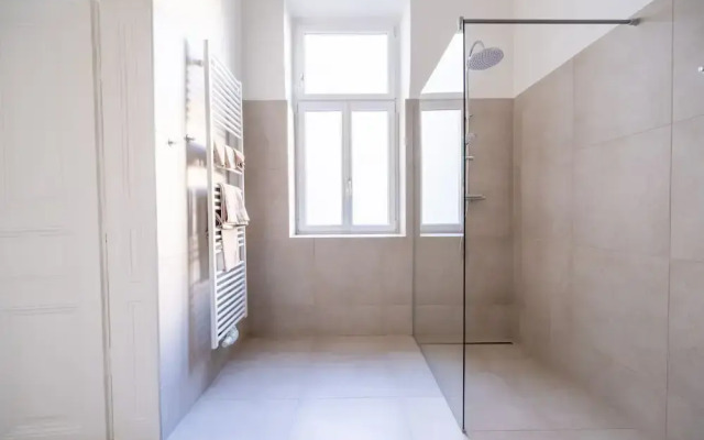 Rochus Stylish Stays