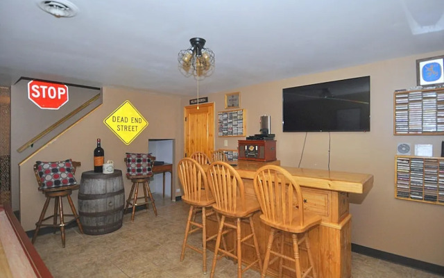 Sqyrls Nest - 3BR Retreat With a Hot Tub