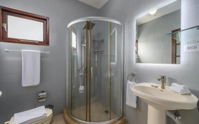 Villa Salina - 5BR w Pool Jacuzzi Sauna