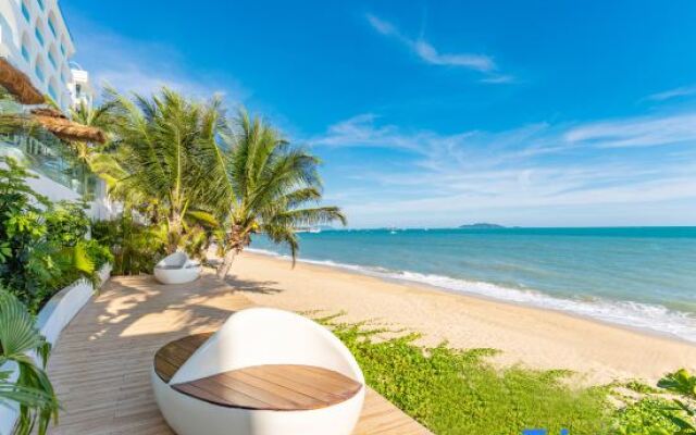 That sea in Sanya The sea infinity pool designer Meisu