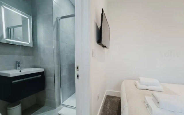 Luxury Seaside Home Parking Sleeps 8 by Adliv