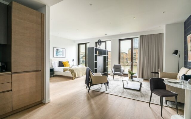 Stylish Studio Apartment With River Views in Londons Bustling Docklands