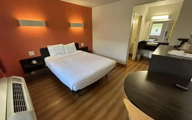 Studio 6 Suites - Riverside, Ca