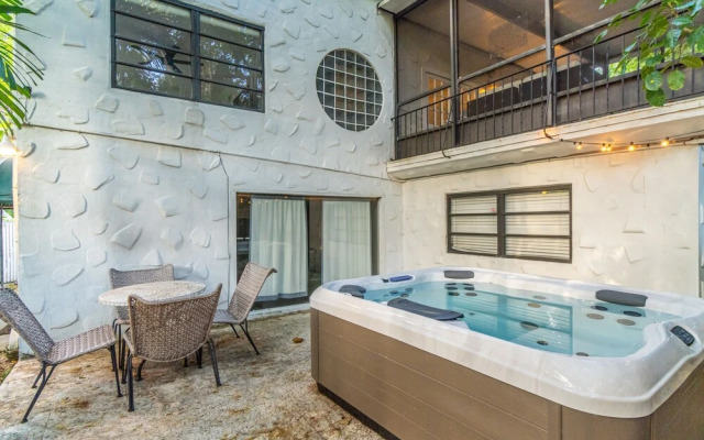 Modern & Fashionable Apartment w/Pool and Garden