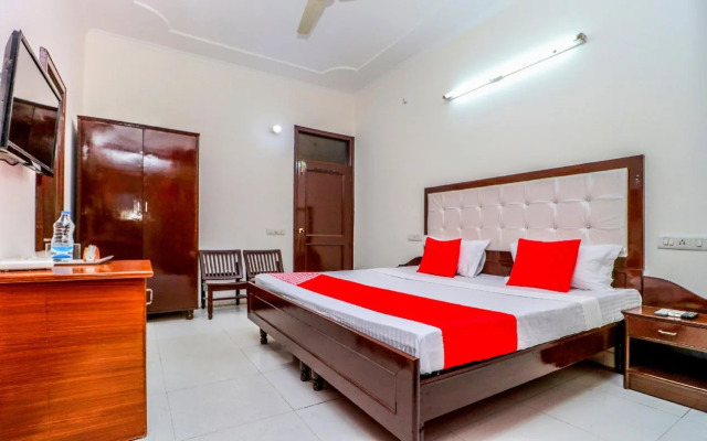 Preet Lodge Mohali by OYO Rooms