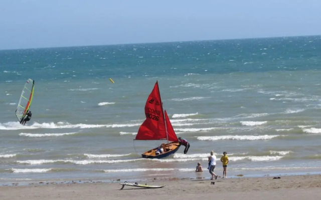 Chic 2-bed Seafront Haven Near Felpham Beach